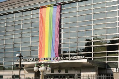 Ottawa, Kanada - 19 Ağustos 2014: Bayrak Lgbt üzerinde Ottawa, Kanada ABD Büyükelçiliği.