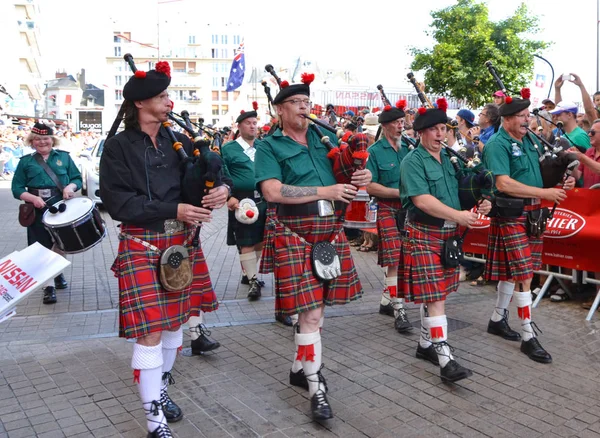 스코틀랜드 백 파이프 밴드 경주 조종사의 퍼레이드 동안 거리의 아래 행진은 르 망, 프랑스-2014 년 6 월 13 일:. — 스톡 사진