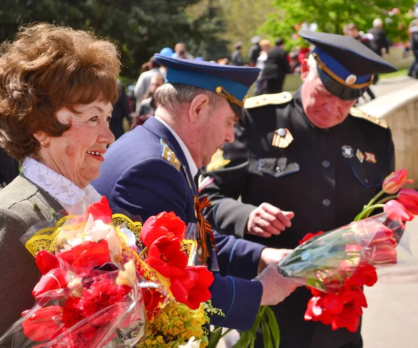 皮雅提哥，俄罗斯-2011 年 5 月 9 日︰ 女人和两个军人与郁金香胜利纪念日. — 图库照片