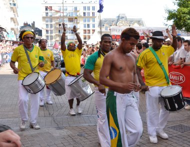 Le Mans, Fransa - 13 Haziran 2014: yarış pilotlar bir geçit töreninde dans Brezilyalı adam.