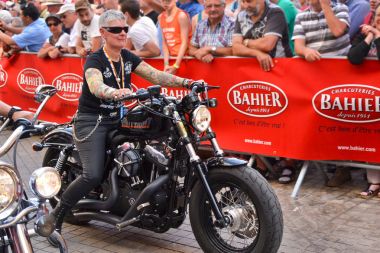 Le Mans, Fransa - 13 Haziran 2014:Parade yarış pilotları. Motosiklet üzerinde yaşlı kadınlar