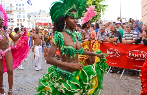 ル ・ マンのパレードでサンバを踊ってル ・ マン、フランス - 2014 年 6 月 13 日: ブラジル人女性 — ストック写真