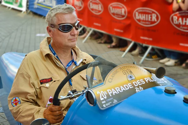LE MANS, FRANCE - 13 июня 2014 года: Парад пилотов гонки. Пилот водит ретро автомобиль — стоковое фото