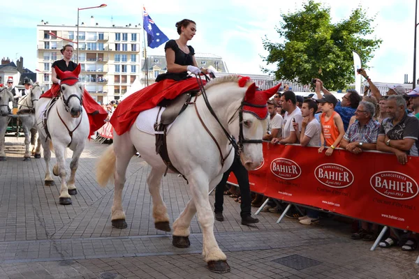LE MANS, FRANÇA - JUNHO 13, 2014: Cavalo branco com cavaleiro.Desfile de pilotos de corrida — Fotografia de Stock