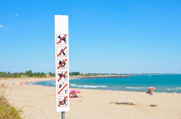 Advertencia en la playa que está prohibida —  Fotos de Stock