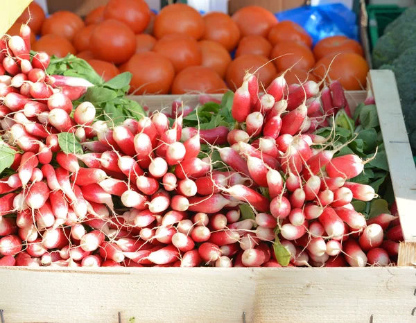 Raw radish in a box on the market — Stock Photo, Image