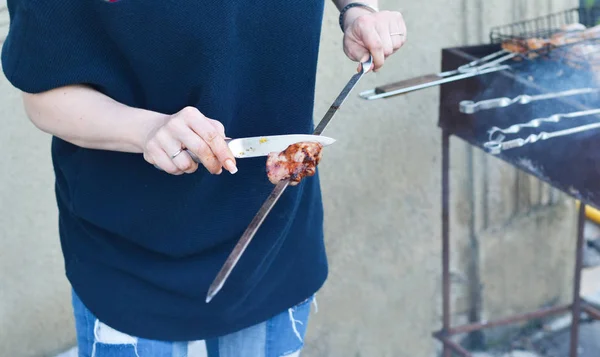 Mãos Mulher Cortam Carne Churrasco Espetos Grelha — Fotografia de Stock