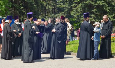 Pyatigorsk, Rusya - 09 Mayıs 2017: Sokakta geleneksel giysiler içinde rahipler