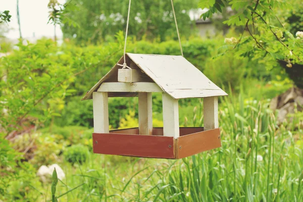 Hausgemachte hölzerne Vogelhäuschen Vogelfutterstelle — Stockfoto