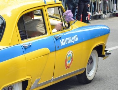 Pyatigorsk, Rusya - 09 Mayıs 2017: Tarihsel polis araba Gaz - M20 Pobeda kat silah Sovyetler Birliği'nin