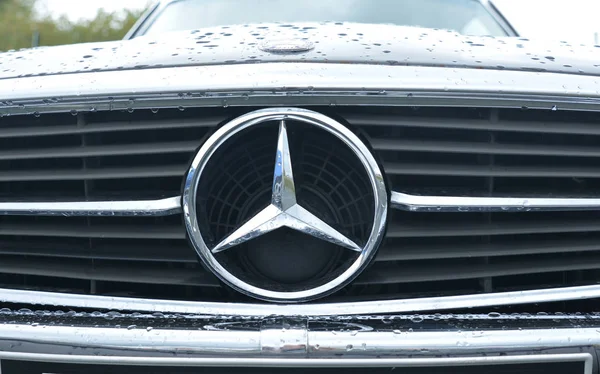 LE MANS, FRANCIA - 30 DE ABRIL DE 2017: logo Mercedes Benz negro de cerca Modelo antiguo — Foto de Stock