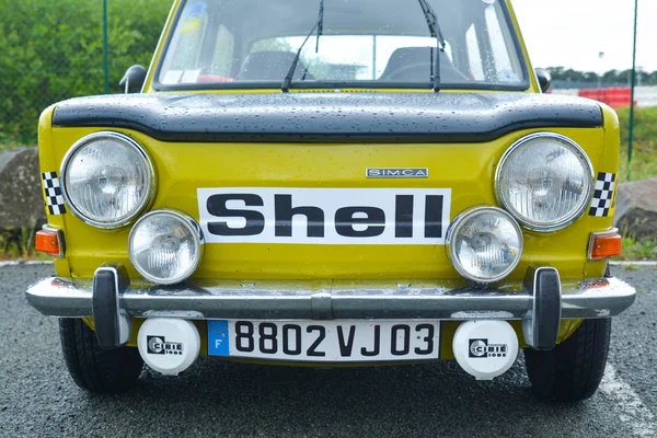 LE MANS, FRANCIA - 30 DE ABRIL DE 2017: Vintage francés carrera de turismo coche amarillo Simca logo Shell — Foto de Stock