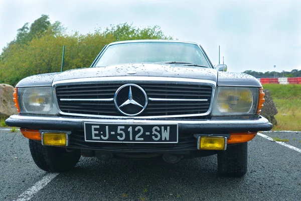 LE MANS, FRANCIA - 30 DE ABRIL DE 2017: logo Mercedes Benz negro de cerca Modelo antiguo — Foto de Stock