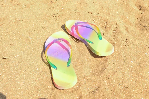 Scisto Colore Femminile Sulla Spiaggia Sabbiosa Mare — Foto Stock