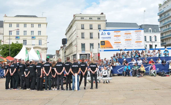 LE MANS, FRANÇA - JUNHO 11, 2017: Equipe de pilotos de Fabien Barthez - famoso ex-goleiro e piloto francês 11 Junho 2017- Pesagem, verificações administrativas e técnicas dos carros de corrida — Fotografia de Stock