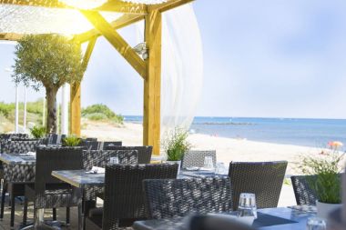 masa ve sandalye deniz arka plan üzerinde restoranda