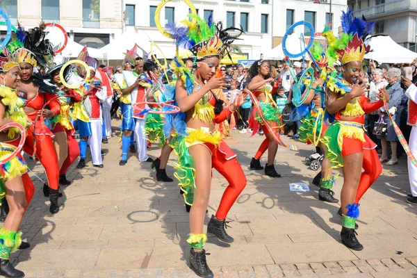 LE MANS, FRANCE - 22 AVRIL 2017 : Festival Evropa Europe jazz Les femmes caribéennes dansent en costumes au centre-ville — Photo