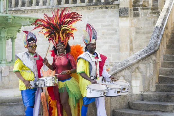 LE MANS, FRANCE - 22 AVRIL 2017 : Festival Europe jazz Des acteurs en costume caribéen jouent de la batterie au centre-ville du mans France — Photo