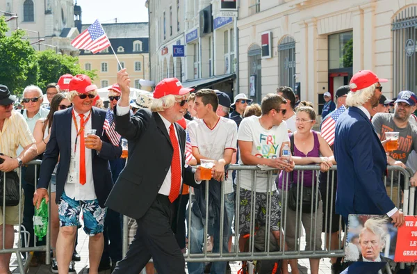 Le Mans, Frankrike - 16 juni 2017: Män i parad av piloter racing i Le Mans med öl förklädd till ordförande i Amerika Donald Trump — Stockfoto