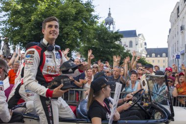 Le Mans, Fransa - 16 Haziran 2017: Thomas Laurent Fransız pilot Jackie Chan Dc Oreca 07-Gibson yarış ekibi ile. Le mans, Fransa yarış pilotları yarış 24 Saat Le Mans Lmp2 2017.Parade galibi