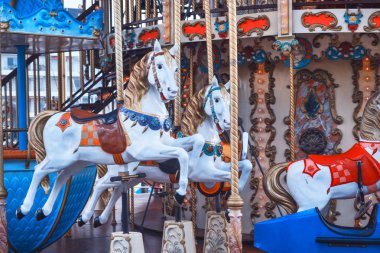radio host met hoofd telefoonsCarousel. neşeli bir karnaval ata yuvarlak gitmek.