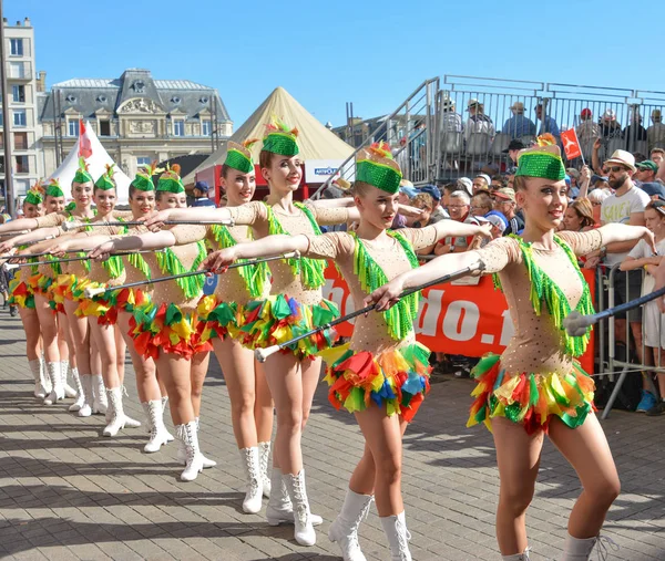 LE MANS, FRANCIA - 16 de junio de 2017: Muchachas marchan por las calles en el desfile inaugural de las 24 horas de Le mans — Foto de Stock