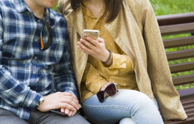 Bir kız bir adam bir şey bir telefon gösterir