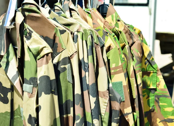市场上出售的军事纺织均匀伪装 — 图库照片