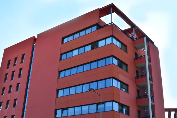 Modern kırmızı cam pencereler ile bina