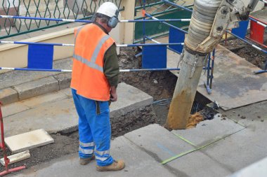 Asfalt işçi üniformalı Delme işlemi denetler. Yol inşaat alanında Beton kırma