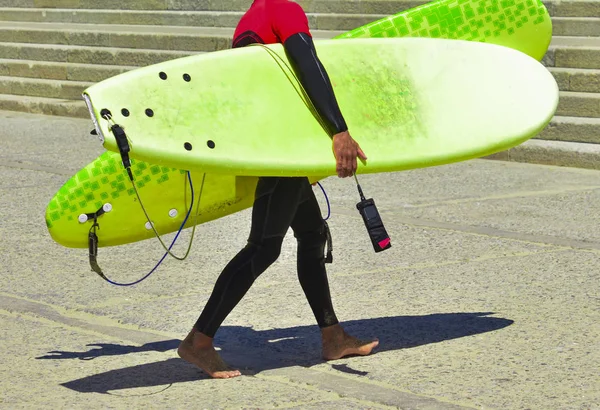 Surfer im Neoprenanzug nach dem Training und in der Hand hält Surfbretter — Stockfoto