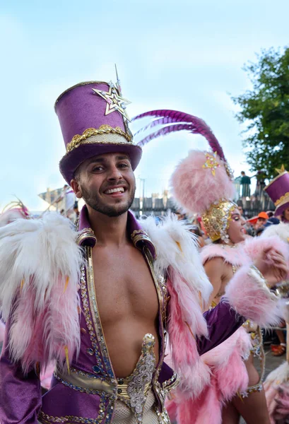 Le Mans, Fransa - 16 Haziran 2017: yarış pilotlar bir geçit töreninde dans Brezilyalı adam.