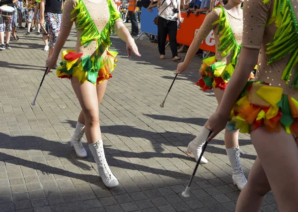 Genç kızlar Mart sokaklarda