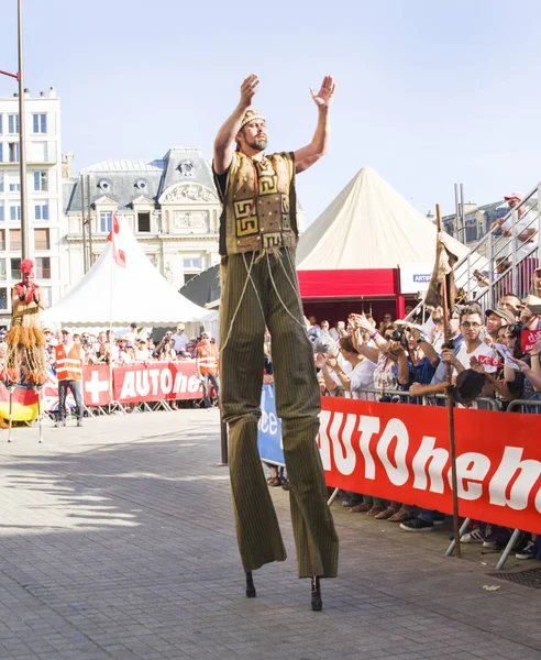 Le Mans, Frankrike - 16 juni 2017: gatan cirkus aktörer gå på styltor på öppning parad av 24 timmars Le mans — Stockfoto