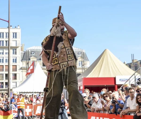 LE MANS, FRANCIA - 16 DE JUNIO DE 2017: Actores de circo callejero se encienden en el desfile inaugural de las 24 horas de Le mans — Foto de Stock