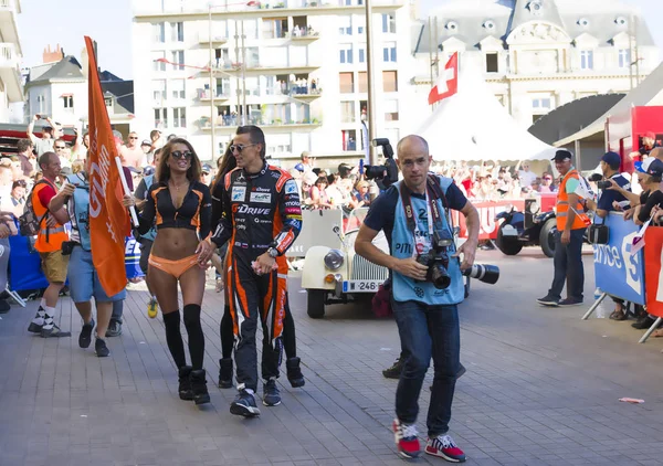 LE MANS, FRANCIA - 16 DE JUNIO DE 2017: Roman Rusinov piloto de carreras ruso G-Drive Racing en un desfile de pilotos de carreras —  Fotos de Stock