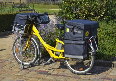 Le Mans, Fransa - 31 Ağustos 2017: Sarı Bisiklet posta ofisinin La Poste Fransız şehir