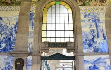Porto, Portekiz - 12 Ağustos 2017: Ünlü tren istasyonu Sao Bento Azulejo panelli