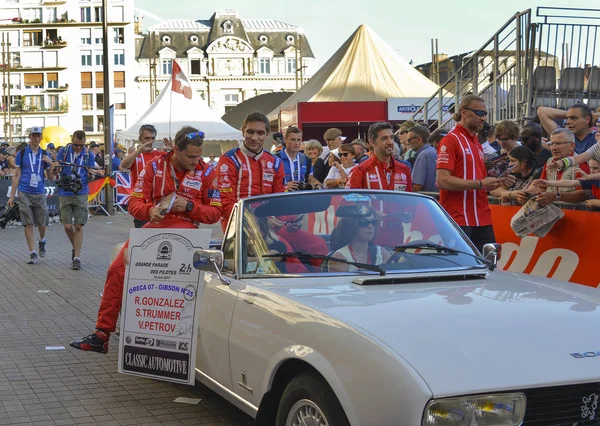 LE MANS, FRANCE - 16 июня 2017 года: Виталий Петров и его команда Oreca 07 Gibson 25 на параде пилотов гонки — стоковое фото
