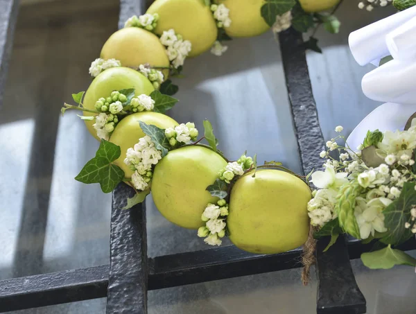 Зелений Вінок Яблуками Плющем Білими Квітами Старих Дверях — стокове фото