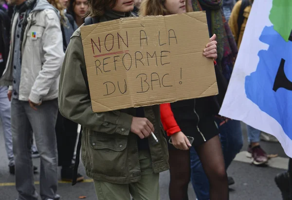 Le Mans, Frankrike - 10 oktober 2017: Människor demonstrera under en strejk mot en ny reform av utbildning — Stockfoto