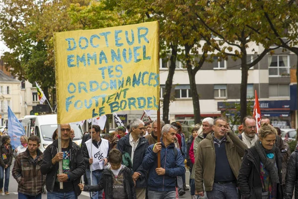 Le Mans, Frankrike - 10 oktober 2017: Människor demonstrera under en strejk mot nya lagar — Stockfoto