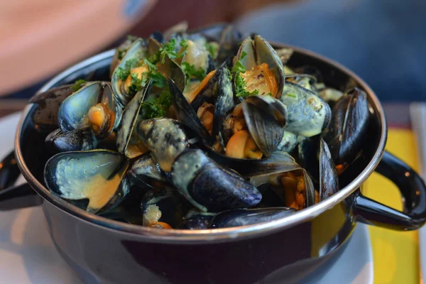 Midye sos köri ile bir güveç içinde