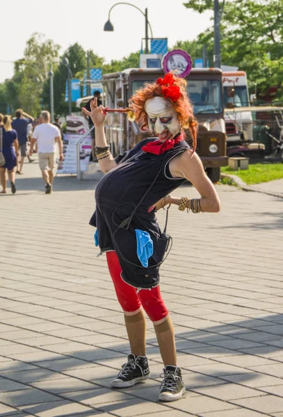 Montreal, Kanada - 10 Ağustos 2014: Hamile kadın bir cadı Montreal sokakta maskeli — Stok fotoğraf