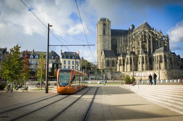 Le Mans, Francie - 08 října 2017: Roman katedrála Saint Julien s oranžovou tramvají v Le mans, Francie — Stock fotografie