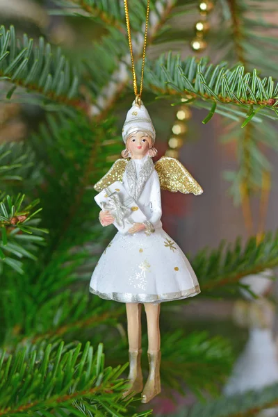 Різдвяний ангел на ялинці — стокове фото