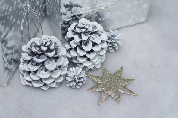 Bouličky na sněhu a prezentuje v stříbrné balení — Stock fotografie