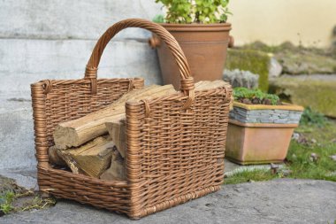 Sepet bir bahçe içinde şömine için odun ve