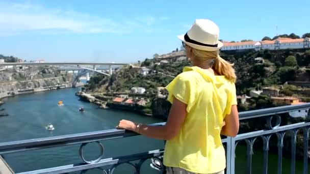 Блондинка Стоит Мосту Смотрит Реку Порту Португалия — стоковое видео