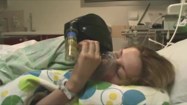 Hamile kadın Nitröz oksit ile ağrı gidermek için bir maske kullanır — Stok video